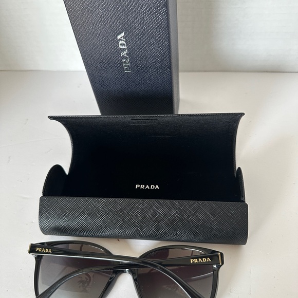 Authentic Unisex Sunglasses Prada. - Picture 5 of 11